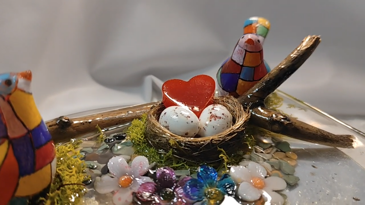 Vassoio decorativo con nido e cuore di mamma