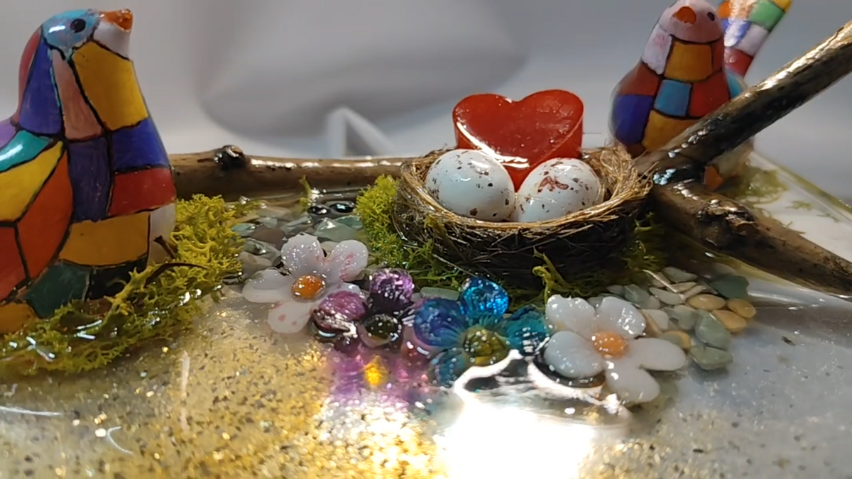 Vassoio decorativo con nido e cuore di mamma